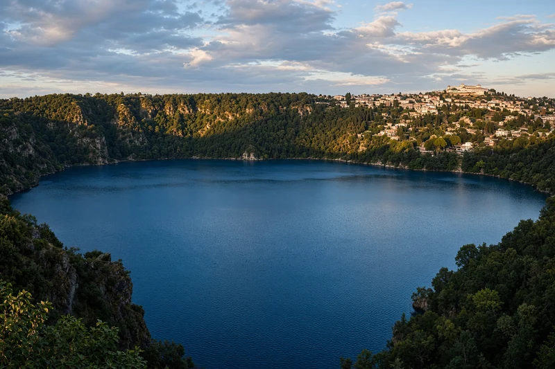 Lago vulcanico Albano visto dall’alto con crateri e colline di Castel Gandolfo; illustrazione editoriale IA non documentaria.