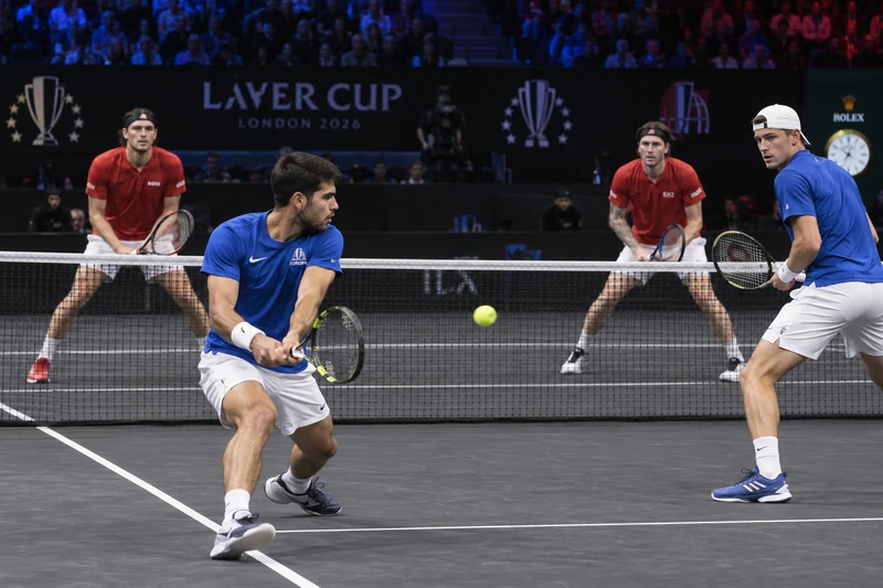 Carlos Alcaraz e Jakub Mensik in doppio alla Laver Cup di Londra; illustrazione editoriale IA non documentaria.