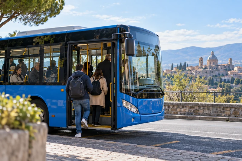 Autobus di linea nel Lazio su una strada tra paesaggio urbano e rurale; illustrazione editoriale IA, non documentaria.