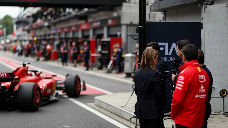 Pit lane e interviste paddock Formula 1; illustrazione editoriale IA non documentaria.