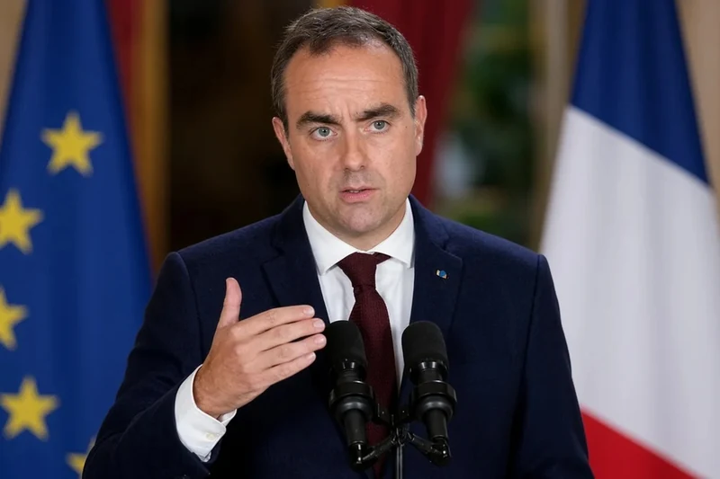 Illustrazione editoriale del premier francese Sébastien Lecornu al podio; non è una fotografia documentaria.