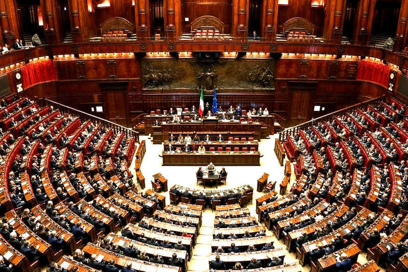 Illustrazione editoriale IA dell’aula di Montecitorio durante una seduta; non documentaria.