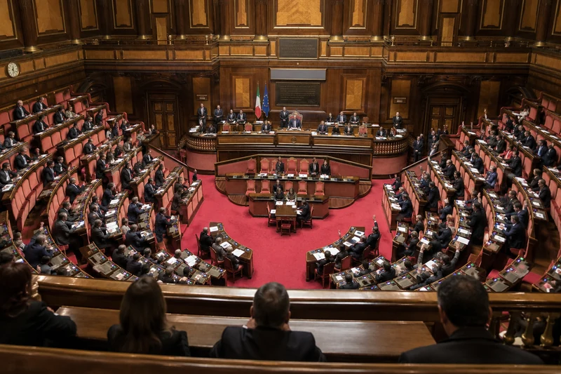 Immagine editoriale IA dell'Aula del Senato durante una votazione parlamentare, senza persone identificabili