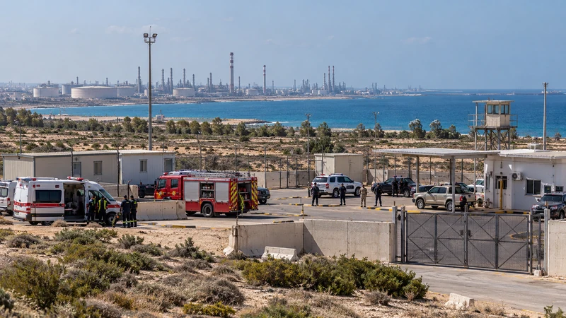 Illustrazione editoriale IA di un’area di addestramento a Zawiya con mezzi di emergenza e nessuna vittima visibile.