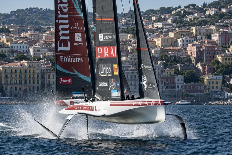 Luna Rossa AC40 in volata a Napoli, illustrazione editoriale IA.