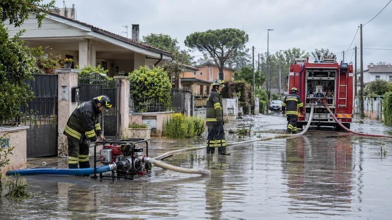 Illustrazione IA di Vigili del fuoco impegnati in un prosciugamento nel Lazio; non documenta gli interventi reali.