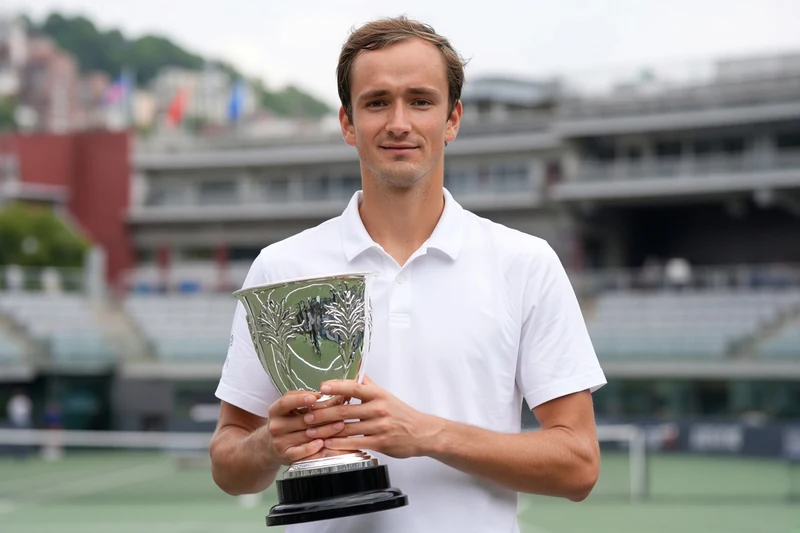 Daniil Medvedev con il trofeo del torneo di Hangzhou sul campo; illustrazione editoriale IA non documentaria.