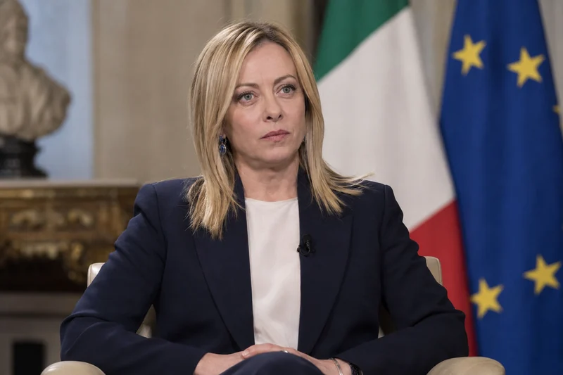 Scena editoriale contestuale ordinaria generata con IA di Giorgia Meloni durante un’intervista istituzionale a Roma