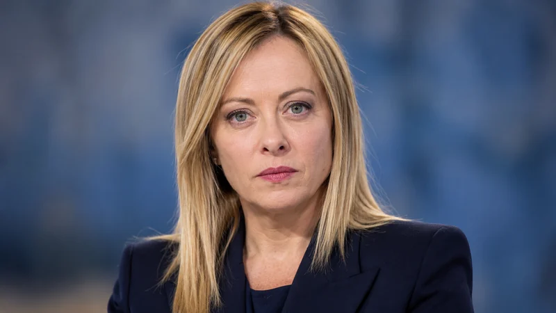Ritratto editoriale neutrale e fotorealistico generato con IA di Giorgia Meloni, su sfondo azzurro sfumato; immagine non documentaria.