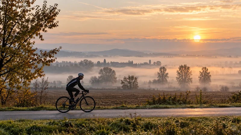 Illustrazione editoriale IA della nebbia mattutina sulla Pianura Padana in una giornata autunnale; non documenta condizioni osservate.
