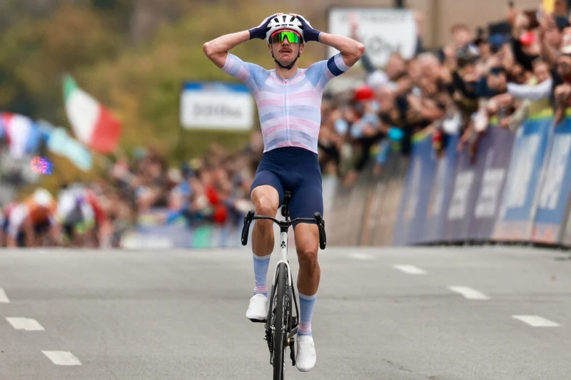 Brandon McNulty celebra la vittoria in maglia Usa; illustrazione editoriale IA non documentaria.