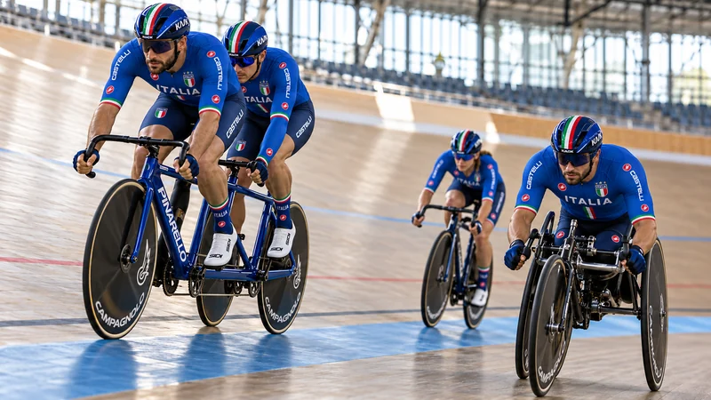 Paraciclisti su pista si allenano in un moderno velodromo, illustrazione editoriale IA