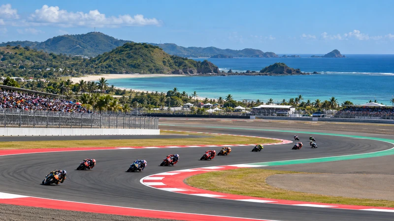 Illustrazione editoriale IA di motociclette sul circuito costiero di Mandalika in Indonesia; scena non documentaria.