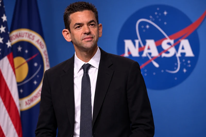 Jared Isaacman con il simbolo NASA, somiglianza sintetica non documentaria.