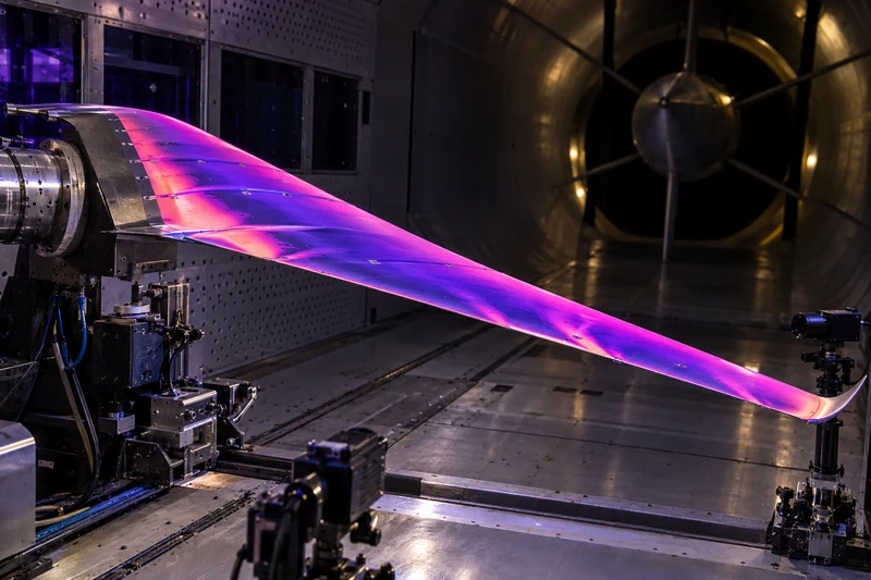 Illustrazione IA di un modello di ala luminosa nella galleria del vento NASA.