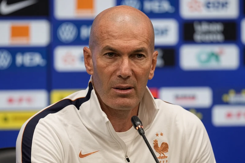Zinédine Zidane in conferenza come ct della Francia; illustrazione editoriale IA non documentaria.