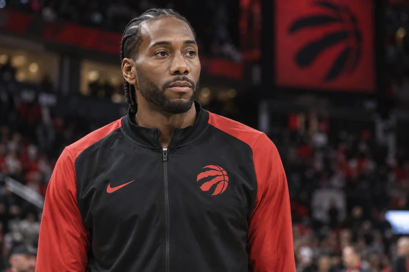 Scena editoriale contestuale generata con IA di Kawhi Leonard in un’arena di basket a Toronto