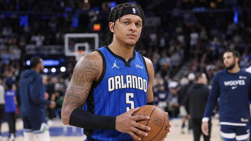 Somiglianza sintetica editoriale di Paolo Banchero su un parquet NBA; immagine non documentaria.