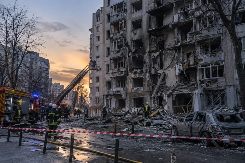 Scena editoriale sensibile generata con IA di edifici residenziali danneggiati a Odesa con soccorritori, senza vittime visibili