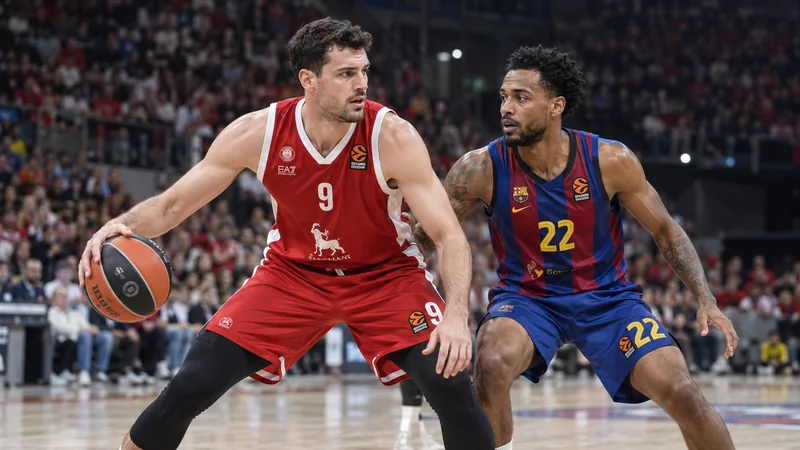 Illustrazione editoriale IA di giocatori di Olimpia Milano e Barcellona su un parquet europeo; scena non documentaria.