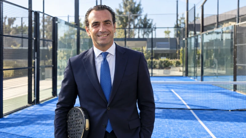 Scena editoriale IA con Luigi Carraro, presidente FIP, riconoscibile in volto e un campo da padel; non è una fotografia della presentazione del rapporto.