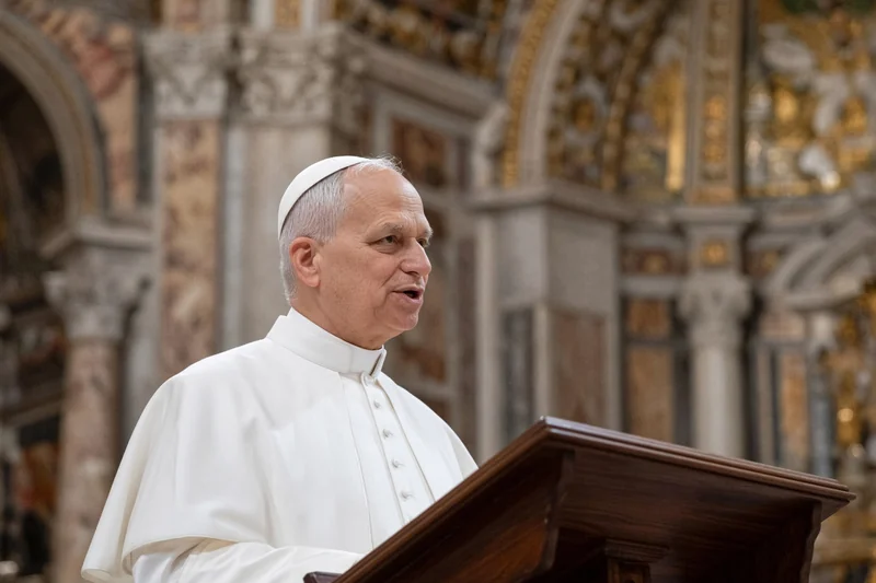 Scena editoriale contestuale generata con IA: Papa Leone XIV riconoscibile in abito bianco, al pulpito in San Giovanni in Laterano; somiglianza sintetica, non è una fotografia documentaria dell’assemblea.