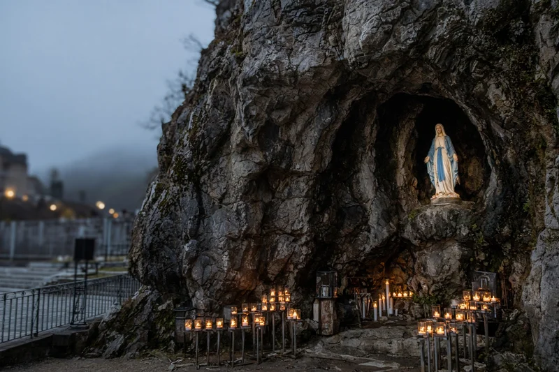 Grotta di Massabielle a Lourdes con la statua della Vergine; illustrazione editoriale IA non documentaria.