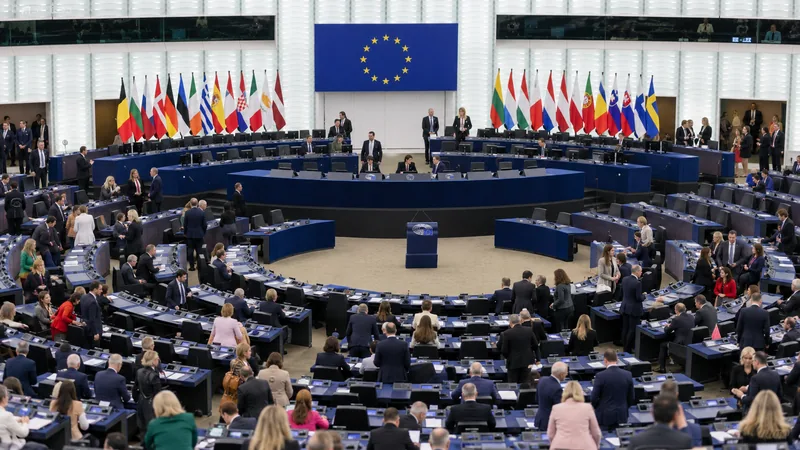 Illustrazione editoriale IA dell’emiciclo del Parlamento europeo a Strasburgo prima dell’apertura della plenaria.