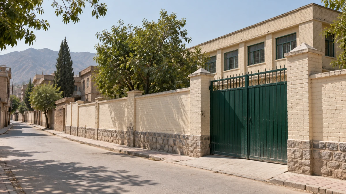 Illustrazione editoriale IA di contesto urbano scolastico a Peshawar; non raffigura la scuola Al-Khair o il crollo.