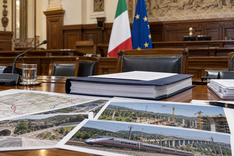 Relazione PNRR su un tavolo istituzionale italiano, illustrazione editoriale IA.