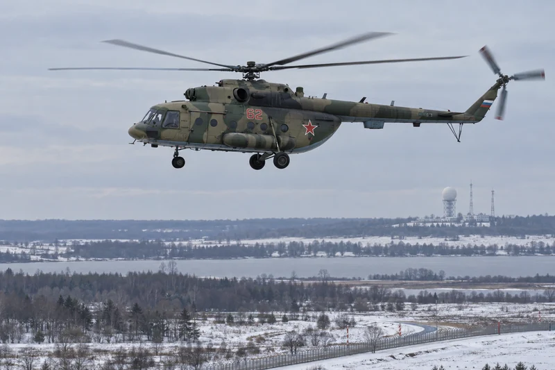 Elicottero militare russo Mi-8 in volo in una scena editoriale neutrale vicino al confine polacco.