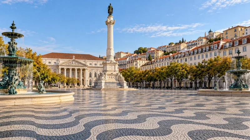 Illustrazione IA di contesto: piazza del Rossio a Lisbona.