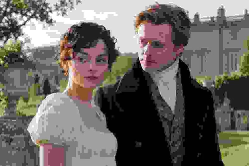 Scena editoriale contestuale generata con IA di Elizabeth Bennet e Mr. Darcy in abiti Regency davanti a una tenuta inglese, per rappresentare Pride and Prejudice
