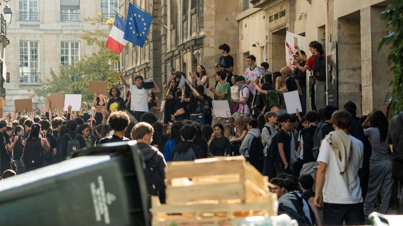 Illustrazione editoriale IA di studenti francesi in protesta davanti a un liceo; non documentaria.