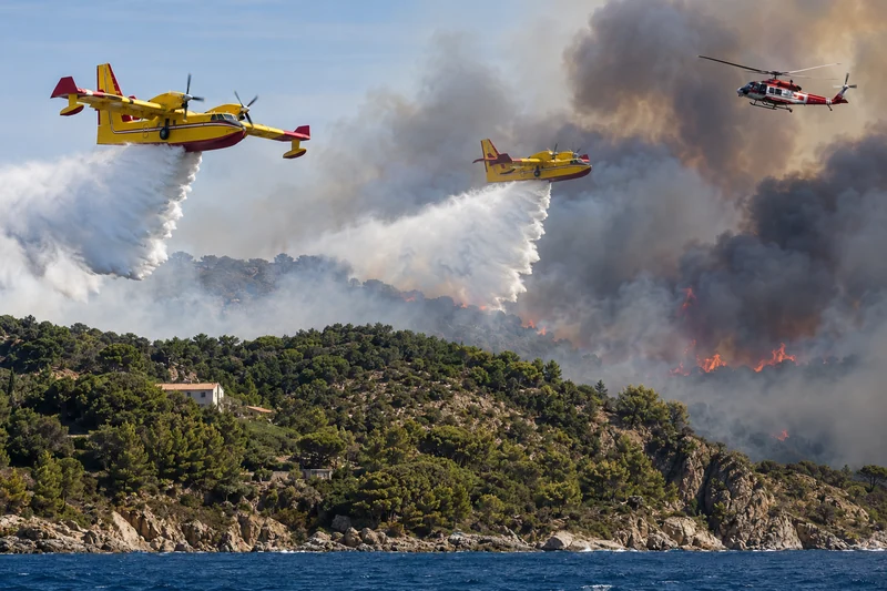 Aereo antincendio in azione su un incendio mediterraneo, illustrazione editoriale IA.