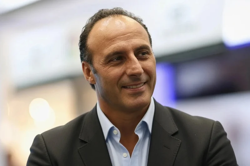 Illustrazione editoriale di Ramon Vega, ex calciatore e candidato FIFA; non è una fotografia documentaria.