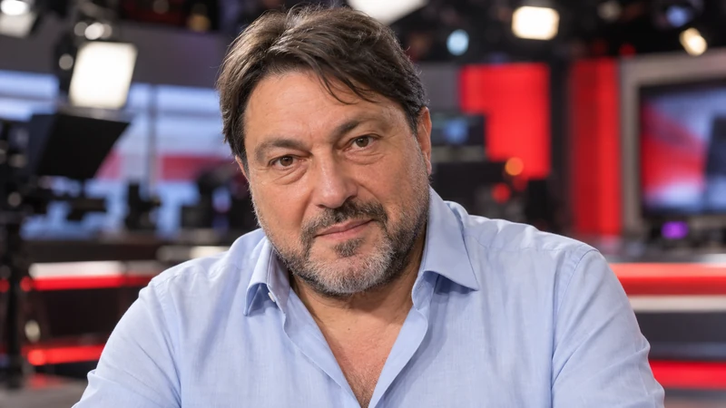 Somiglianza sintetica editoriale IA di Sigfrido Ranucci nel contesto di Report; non ricostruisce il video di commiato.