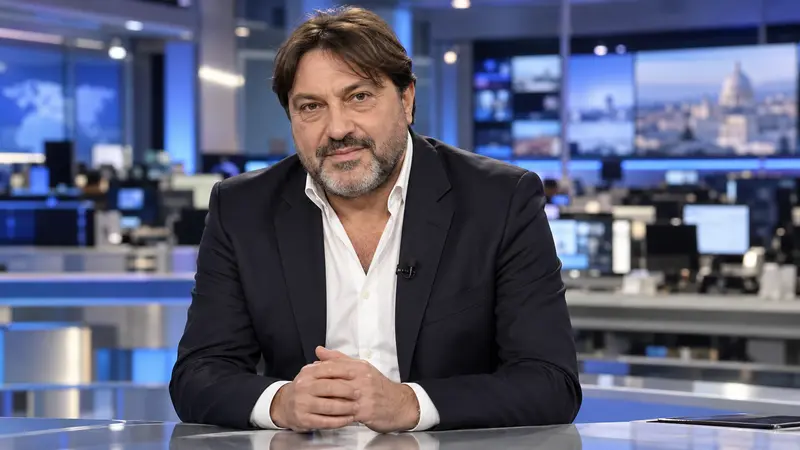 Illustrazione editoriale IA di Sigfrido Ranucci in uno studio televisivo d’informazione, in posa neutrale.