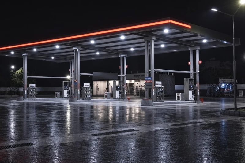 Distributore di benzina di notte; illustrazione editoriale IA di contesto, non documentaria.