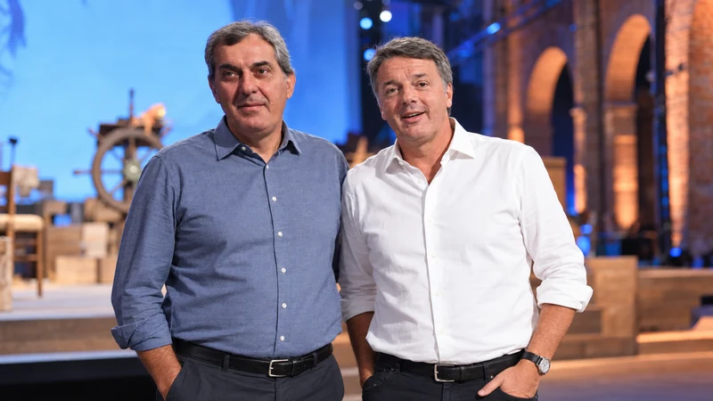Illustrazione editoriale IA di Mario Calabresi e Matteo Renzi riconoscibili, sul palco della Leopolda a Firenze; scena contestuale non documentaria.