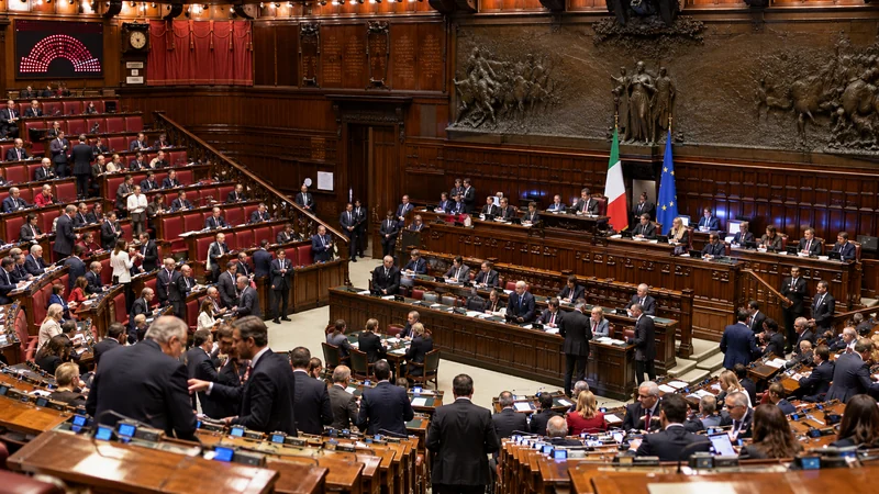 Illustrazione editoriale IA di una sala parlamentare italiana in attività, riferimento al confronto sulla riforma del servizio pubblico radiotelevisivo.