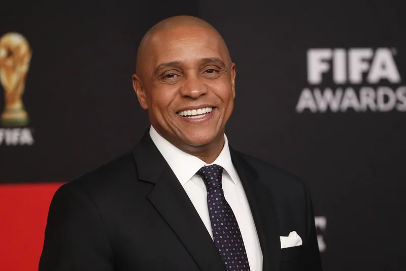 Roberto Carlos in smoking a un evento; illustrazione editoriale IA non documentaria.