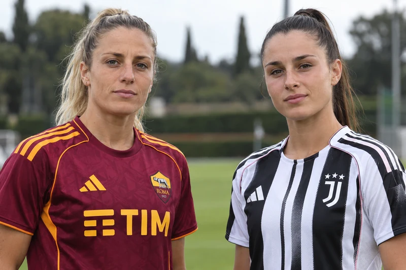 Somiglianze sintetiche editoriali di Valentina Bergamaschi e Julia Bartel; composizione illustrativa delle due squadre, non fotografia di un incontro tra loro.