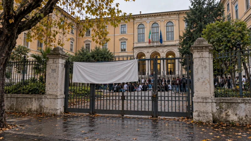 Illustrazione editoriale IA di una scuola romana occupata con assemblea pacifica nel cortile; scena simbolica non documentaria.