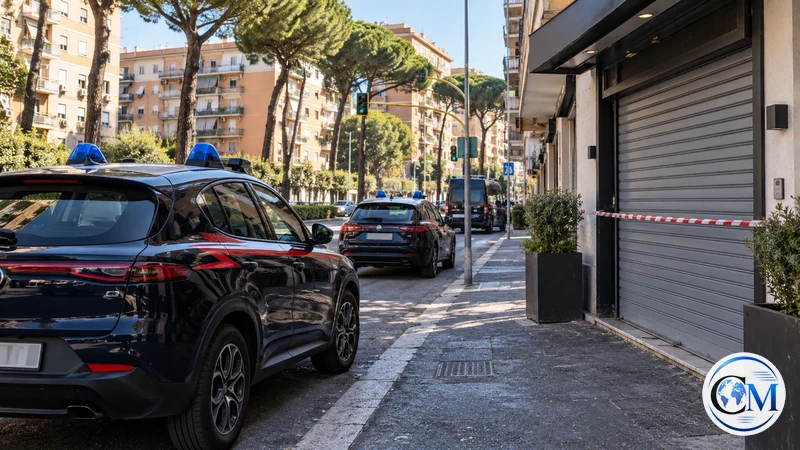 Ricostruzione editoriale IA ultrarealistica di controlli in una strada del Tuscolano senza persone visibili; non è una fotografia dell'operazione.