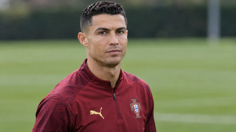Cristiano Ronaldo con la divisa di allenamento del Portogallo, illustrazione editoriale IA non documentaria.