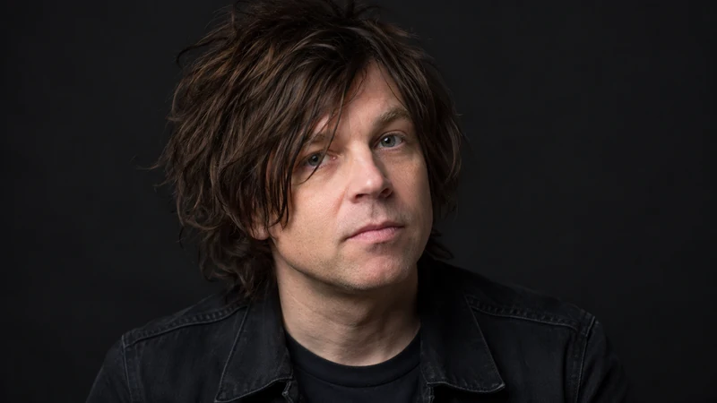 Ritratto editoriale neutrale IA di Ryan Adams; non documenta l’annullamento dei concerti.
