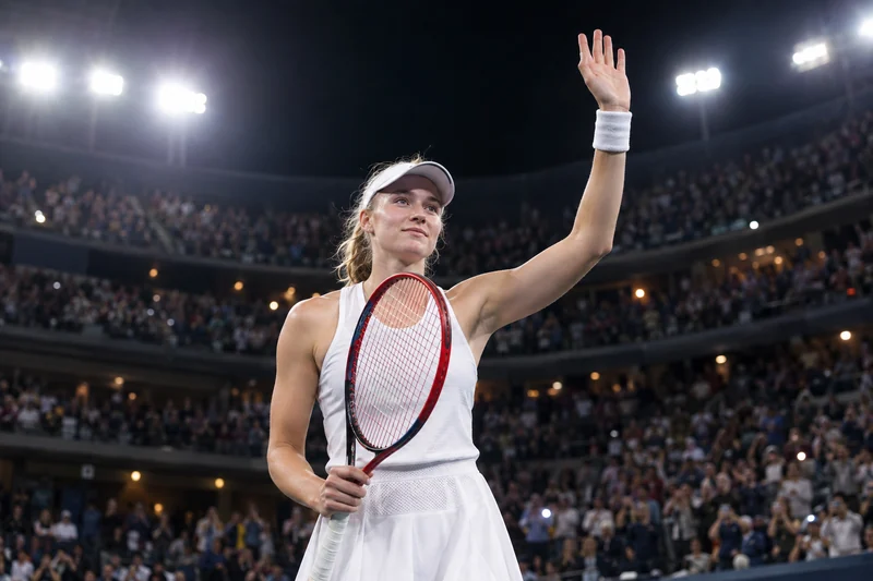 Scena editoriale contestuale ordinaria generata con IA di Elena Rybakina che saluta il pubblico su un campo da tennis dopo una finale