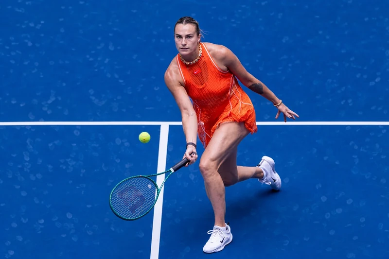 Tennista in arancione su campo verde; illustrazione editoriale IA non documentaria.