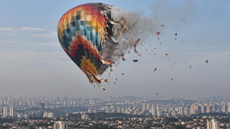 Illustrazione editoriale IA di un enorme pallone artigianale senza passeggeri che si disintegra sopra San Paolo; scena non documentaria.